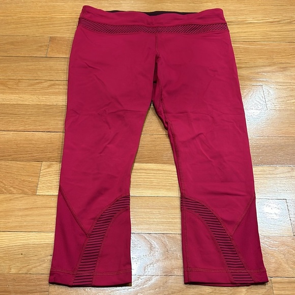 Lululemon Run: Inspire Crop II Bumble Berry / Hyper Stripe Bordeaux size 10 - Picture 4 of 6
